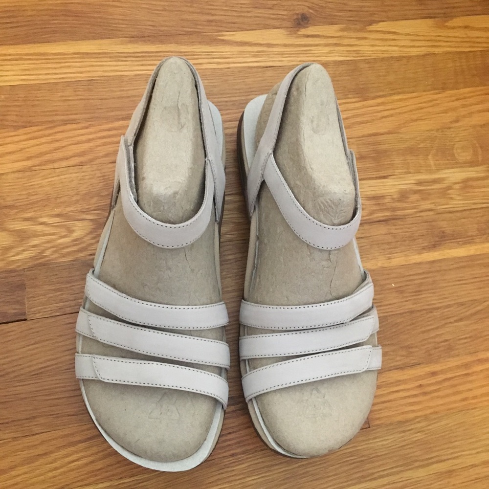 New in Box ABEO size 10 cream color sandal neutral footbed